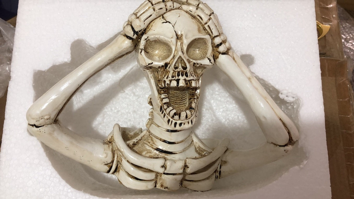 Unique Screaming Skull Statue Pendant for Garden Halloween Decoration